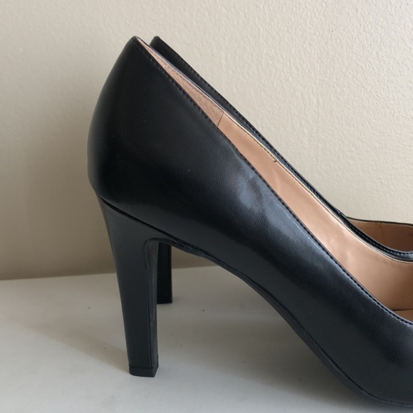 Like NEW! Franco Sarto Black Pointed Toe Leather Pumps - Picture 4 of 6